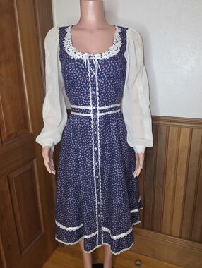 Gunne Sax 70s Navy Floral Midi Dress with White Lace Trim